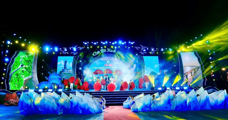 Sôi nổi chương trình nghệ thuật khai mạc du lịch Cát Bà năm 2026. Ảnh: Hoàng Phước