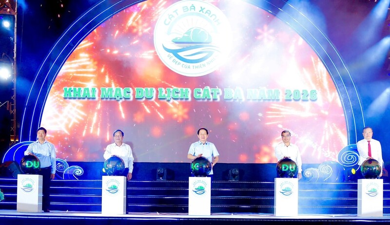 Lãnh đạo TP. Hải Phòng cùng các đại biểu nhấn nút khai mạc du lịch Cát Bà năm 2026. Ảnh: Hoàng Phước