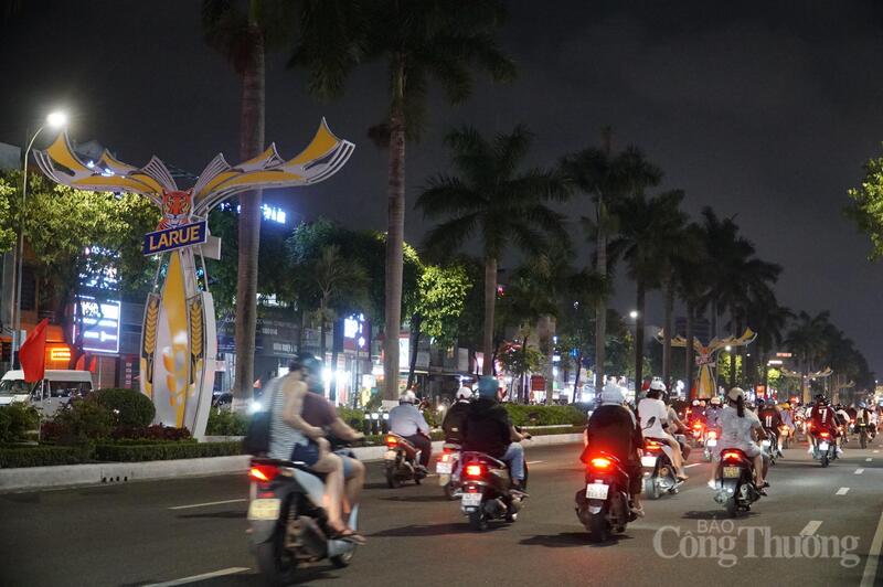 Toàn bộ đèn trang trí các bảng quảng cáo dọc trục đường Điện Biên Phủ tắt đèn hưởng ứng Giờ Trái đất năm 2026