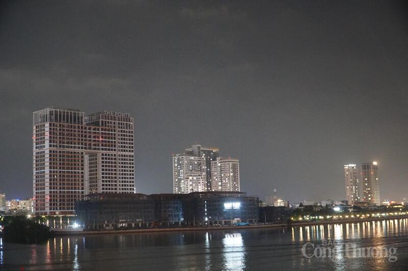 Đúng 20h30 ngày 28/3, hàng loạt tòa nhà cao tầng, khách sạn ven sông Hàn đồng loạt tắt đèn trang trí tòa nhà để hưởng ứng Giờ Trái đất năm 2026