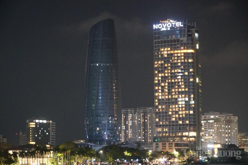 Trung tâm hành chính TP. Đà Nẵng (số 24 Trần Phú, phường Hải Châu) tắt đèn trang trí trong Giờ Trái đất 2026