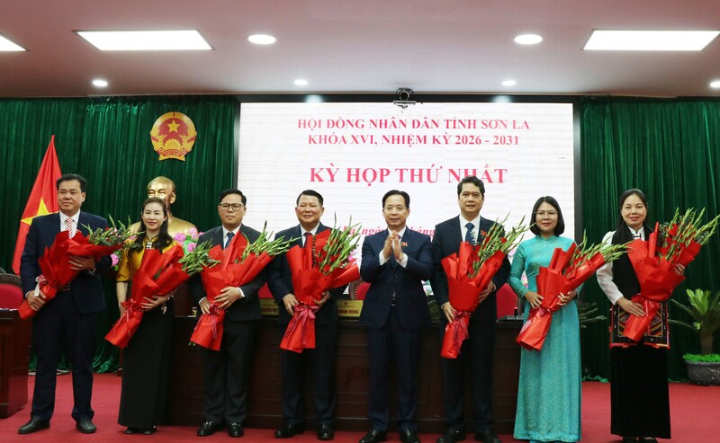 Bí thư Tỉnh ủy Sơn La Hoàng Văn Nghiệm tặng hoa chúc mừng trưởng các ban HĐND tỉnh Sơn La khóa XVI. Ảnh: Như Thủy