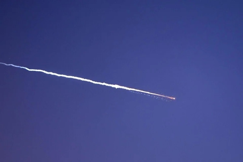 Vệt khói tên lửa trên bầu trời thành phố ven biển Netanya của Israel vào ngày 28/3. Ảnh: RTE