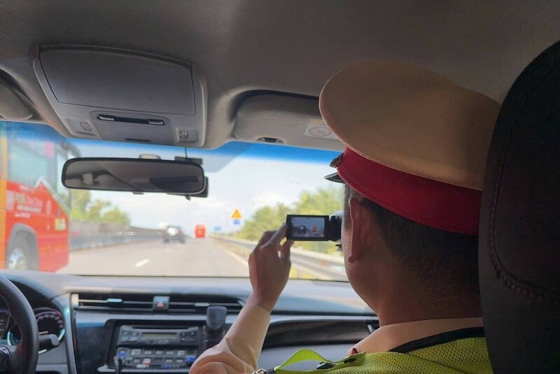 Lực lượng Cảnh sát giao thông tăng cường lực lượng, sử dụng thiết bị nghiệp vụ để ghi nhận nhiều trường hợp phương tiện lưu thông trên tuyến cao tốc. Ảnh: Cục Cảnh sát giao thông