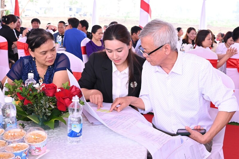 Không khí tư vấn diễn ra sôi nổi khi đội ngũ kinh doanh liên tục hỗ trợ, giải đáp và chốt giao dịch cùng khách hàng.