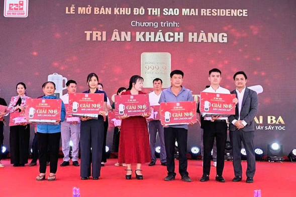 Ông Lê Quốc Trường – Tổng giám đốc Công ty CP Đầu tư tài chính và Truyền thông quốc tế MIF trao giải cho các khách hàng may mắn tại lễ mở bán.