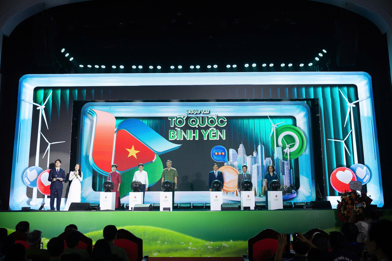 Các đại biểu thực hiện nghi thức phát động cuộc thi.