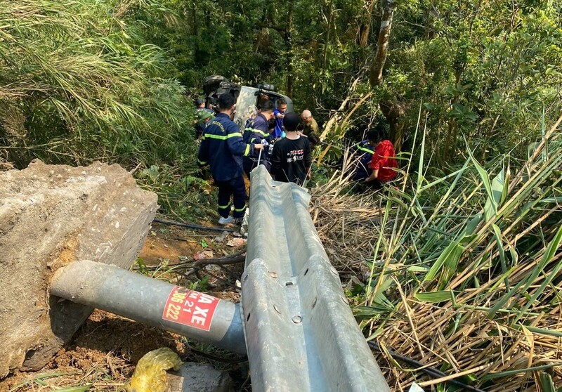 Lực lượng Cảnh sát Chữa cháy và Cứu nạn cứu hộ Công an tỉnh Phú Thọ tiếp cận hiện trường vụ tai nạn giao thông. Ảnh: Minh Hiền