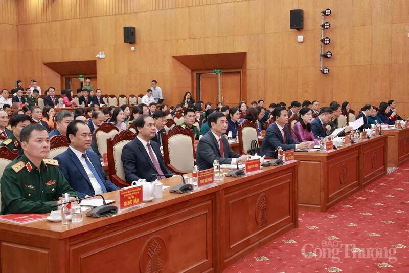 Đại tướng Phan Văn Giang và các đồng chí lãnh đạo, đại biểu dự hội nghị.