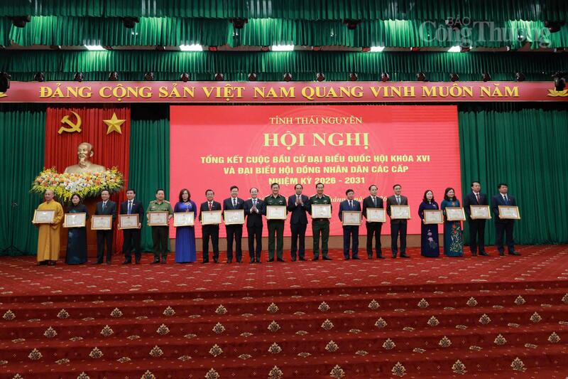 Trao Bằng khen cho các tập thể, cá nhân có thành tích xuất sắc trong công tác bầu cử đại biểu Quốc hội khóa XVI và đại biểu HĐND các cấp nhiệm kỳ 2026 - 2031 trên địa bàn tỉnh.