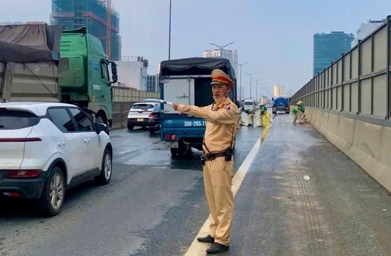 Lực lượng Cảnh sát giao thông Hà Nội điều tiết, phân luồng giao thông tại hiện trường vụ việc. Ảnh: Công an Hà Nội