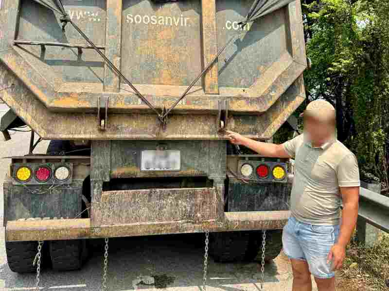 Xe đầu kéo để bùn đất rơi vãi xuống đường. Ảnh: Công an Hà Nội