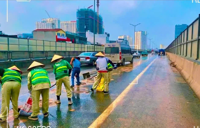 Lực lượng chức năng nhanh chóng xử lý khu vực bùn đất, đảm bảo an toàn cho các phương tiện tham gia giao thông. Ảnh: Công an Hà Nội