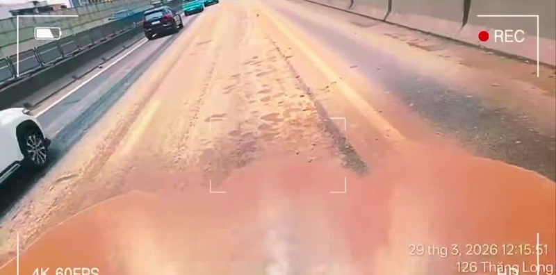 Lượng lớn bùn đất rơi vãi xuống đường vành đai 3, tiềm ẩn mất an toàn giao thông. Ảnh: Công an Hà Nội