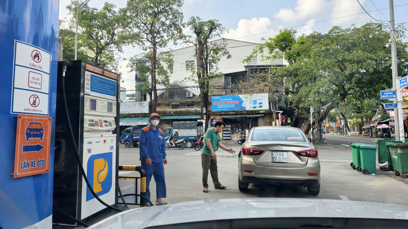 Các cơ quan chức năng sẽ kiểm tra, giám sát việc chấp hành quy định pháp luật về đo lường, chất lượng xăng dầu và tỷ lệ phối trộn xăng sinh học E10 tại các cơ sở đầu mối, thương nhân phân phối, tổng đại lý, đại lý và cửa hàng bán lẻ xăng dầu. Ảnh: Nguyễn Dương