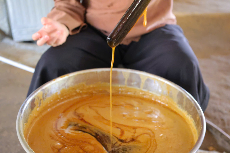 Kết hợp giữa cách làm truyền thống và cách xử lý mới cho phù hợp với thời đại hiện nay đã thổi làn gió mới vào sản phẩm đường Bình Sơn. Ảnh: Nguyễn Dương