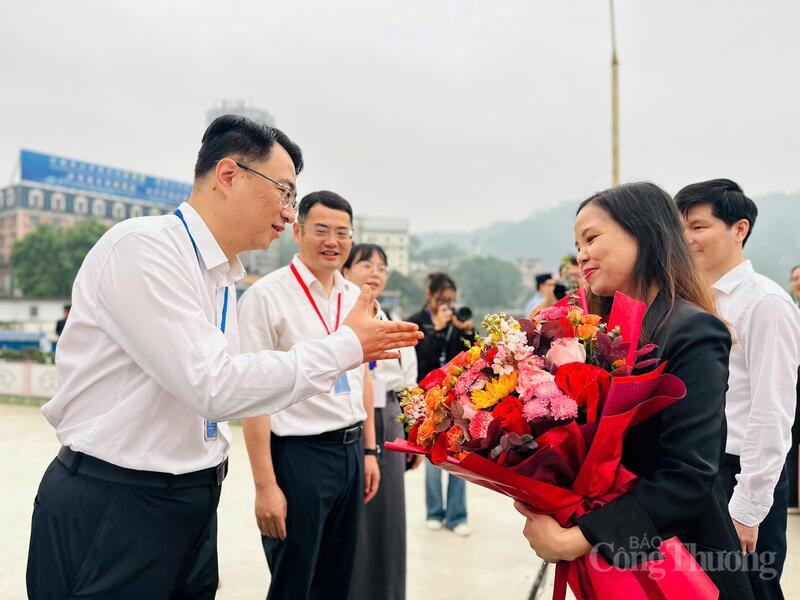 Đoàn giao dịch thương mại Việt Nam có mặt tại cửa khẩu quốc tế Lào Cai.