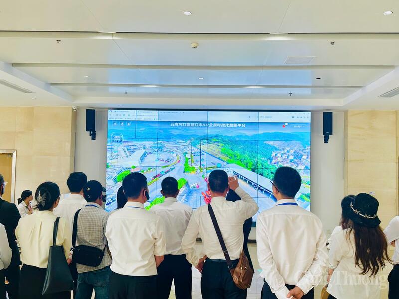 Sau đó, đoàn công tác đã tìm hiểu về tình hình xây dựng mô hình cửa khẩu thông minh và tình hình thông quan của xe chở hàng tại Bãi hàng quốc tế Bắc Sơn, Hà Khẩu.