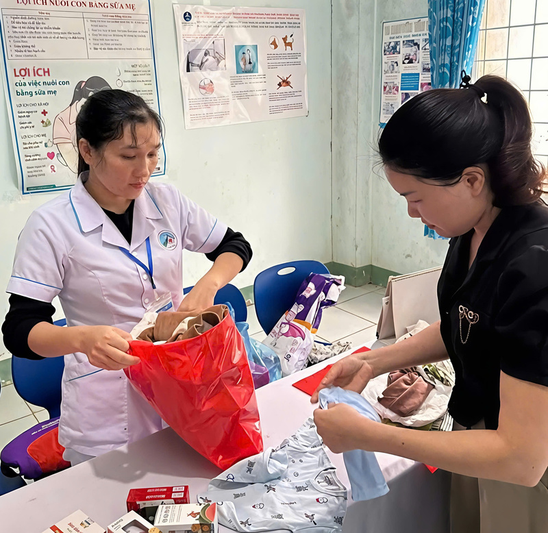 Những đồ thiết yếu chuẩn bị cho trẻ sơ sinh được các y, bác sĩ của Trung tâm Y tế gói lại gọn gàng để trao cho các sản phụ sinh con tại đây. Ảnh: Tuệ Lâm