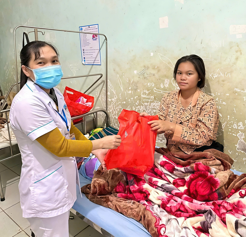 Những sản phụ có hoàn cảnh khó khăn khi sinh con tại Trung tâm Y tế Tu Mơ Rông sẽ được nhận những gói quà gồm quần áo, tã lót, chăn ủ, bình sữa... để gia đình giảm bớt chi phí. Ảnh: Tuệ Lâm