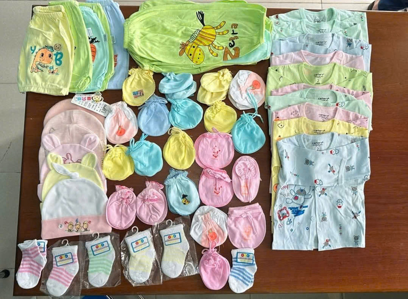 Từ áo quần, tả lót cho đến từng đôi tất của trẻ sơ sinh sẽ được phát miễn phí từ "Tủ đồ sơ sinh 0 đồng". Ảnh: Tuệ Lâm