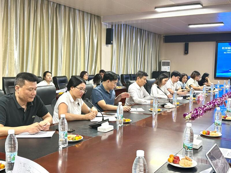 Kết thúc ngày làm việc, đoàn giao dịch thương mại Việt Nam đã có buổi gặp mặt, trao đổi với các thành viên lớp bồi dưỡng chuyên đề phát triển kinh tế - thương mại địa phương Trung Quốc - Việt Nam lưu vực sông Hồng (khóa II).