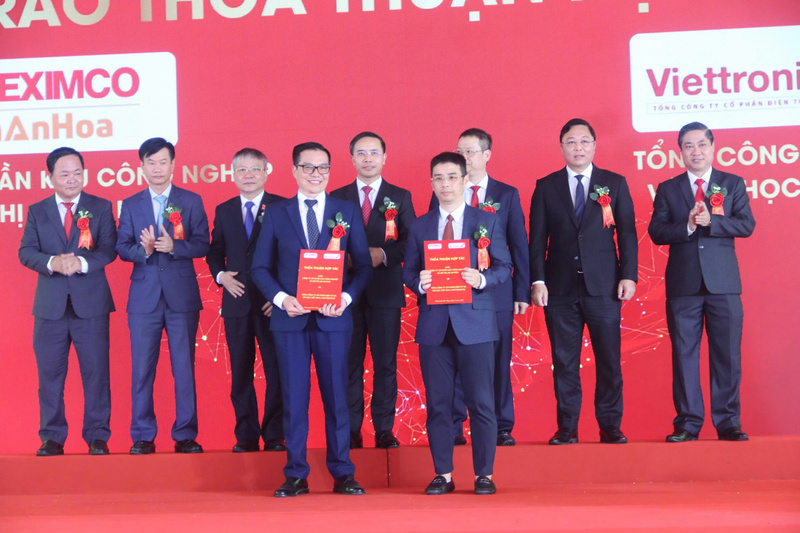 Các đơn vị kí kết thỏa thuận hợp tác tại Khu công nghiệp Tam Anh - An An Hòa. Ảnh: Nguyễn Dương