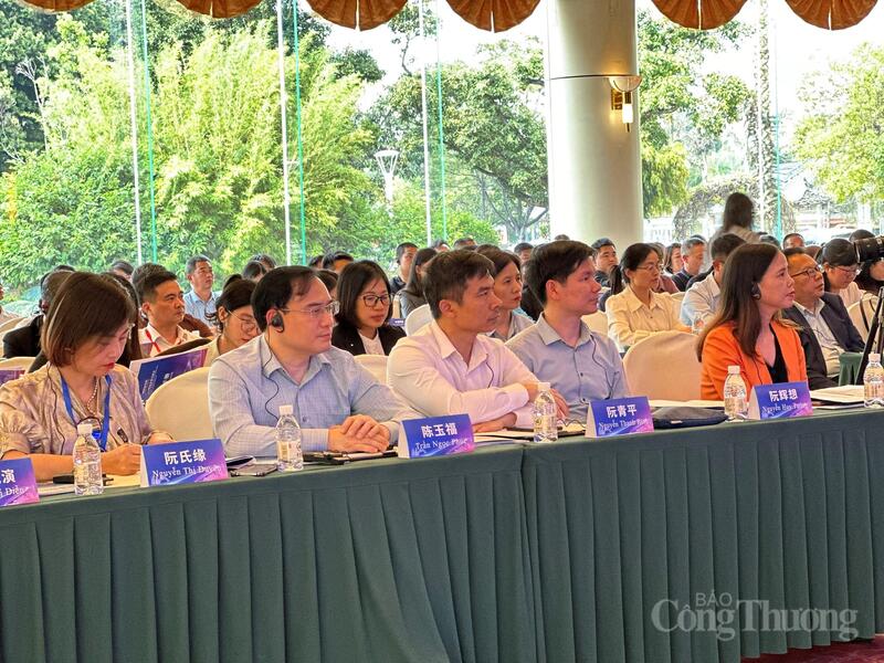 Đoàn giao dịch thương mại Việt Nam tham dự hội nghị.