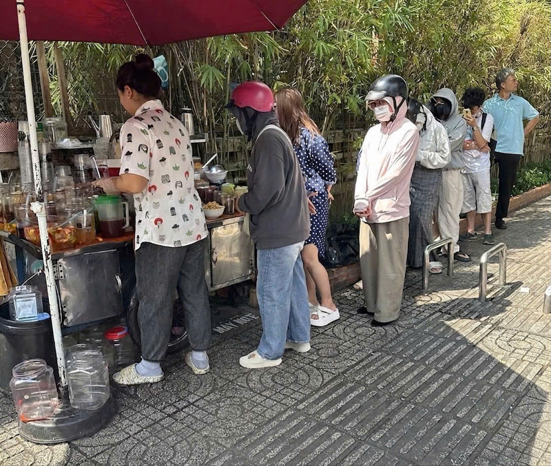 Người dân xếp hàng chờ mua nước giải khát tại một quầy vỉa hè ở TP. Hồ Chí Minh trong những ngày nắng nóng. Ảnh: Minh Anh