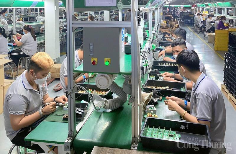 Năm 2026, TP. Hồ Chí Minh đặt mục tiêu tăng trưởng sản xuất công nghiệp (IIP) khoảng 10,5%, trong đó công nghiệp chế biến, chế tạo tăng 11%, tiếp tục khẳng định vai trò là động lực tăng trưởng chính. Ảnh minh họa.