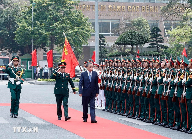 Lễ đón Tổng Bí thư Tô Lâm, Bí thư Quân ủy Trung ương đến dự lễ kỷ niệm. Ảnh: Thống Nhất/TTXVN