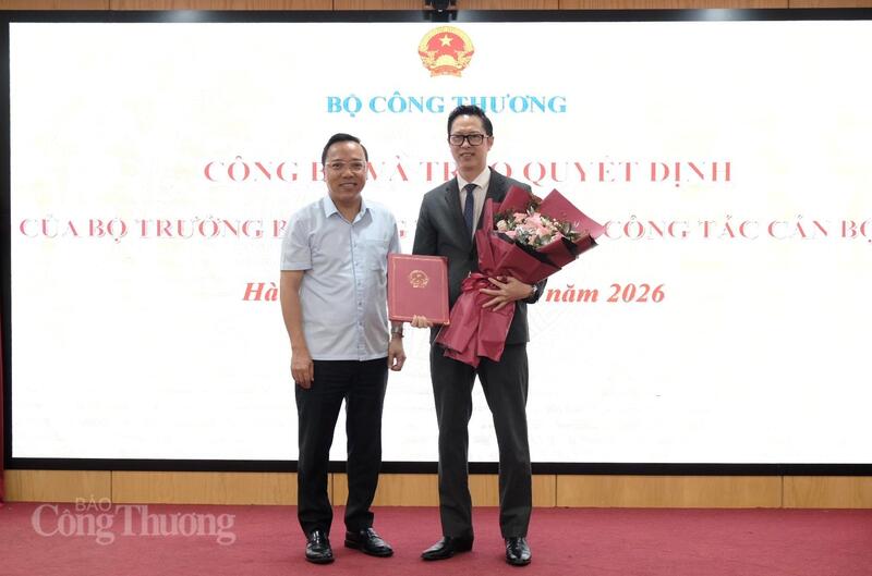 Thứ trưởng Nguyễn Hoàng Long trao Quyết định bổ nhiệm đối với ông Nguyễn Thanh Thủy