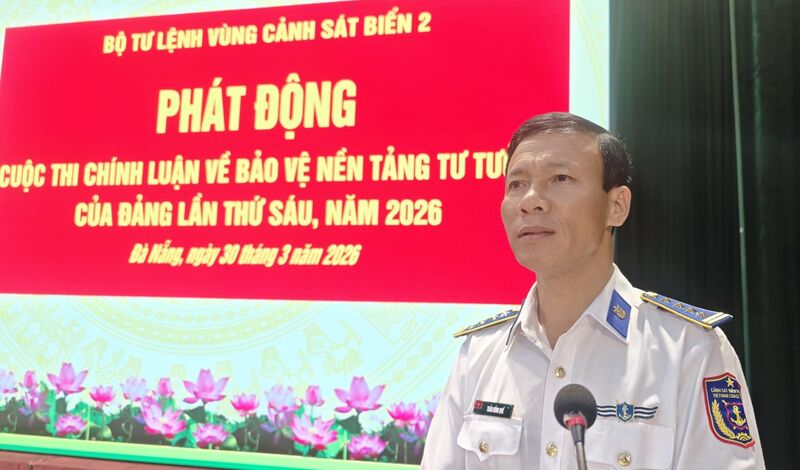 Đại tá Trần Hồng Quế, Phó Chính ủy Vùng Cảnh sát biển 2 phát động Cuộc thi chính luận “Bảo vệ nền tảng tư tưởng của Đảng” lần thứ sáu, năm 2026. Ảnh: Nam Trung