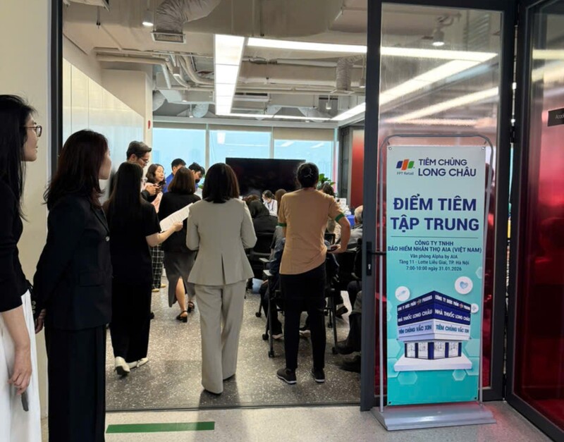 Điểm tư vấn và tiêm chủng thu hút đông đảo khách tham gia.