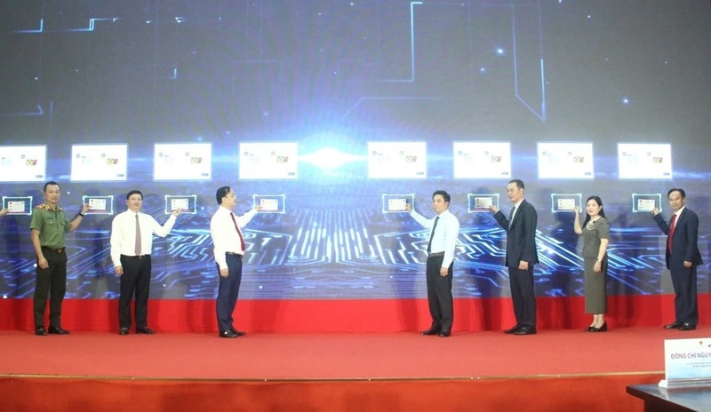 Các đại biểu thực hiện nghi thức ra mắt mô hình Kiosk thông minh. Ảnh: Tố Phương