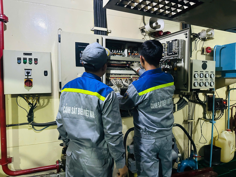 Khảo sát hệ thống điện toàn tàu. Ảnh: Tuấn Anh