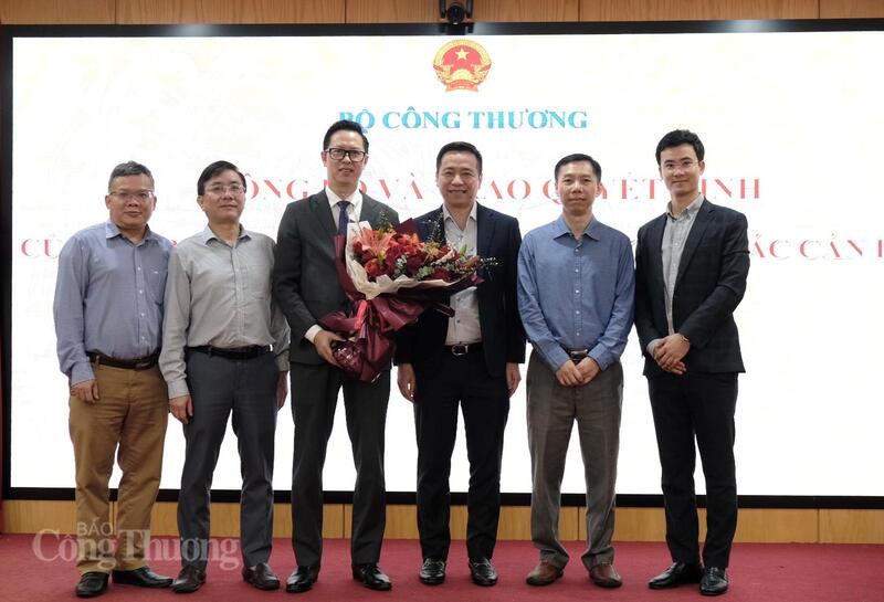 Phó Vụ trưởng Vụ Tổ chức cán bộ Nguyễn Thế Hiếu cùng cán bộ tại Văn phòng Ban Chỉ đạo chúc mừng ông Nguyễn Thanh Thủy