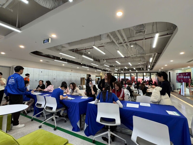 Đội ngũ y tế tư vấn cá nhân hóa dựa trên độ tuổi, tình trạng sức khỏe, nhu cầu của mỗi người.