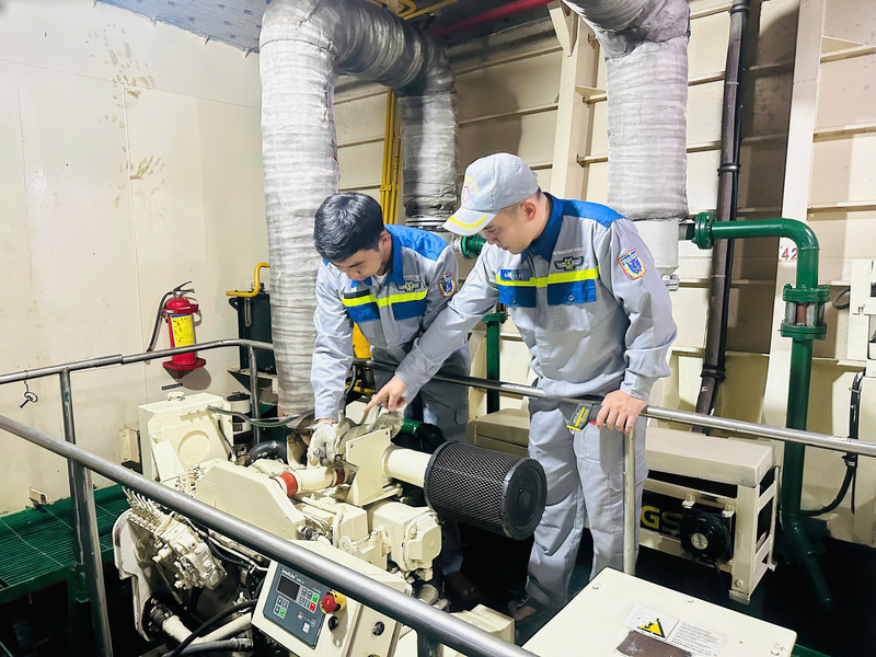 Kiểm tra các thông số máy móc trên tàu cảnh sát biển. Ảnh: Tuấn Anh