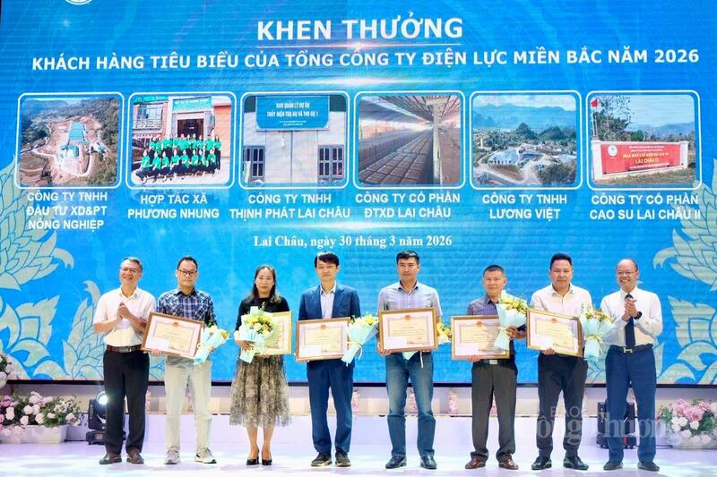 Khách hàng tiêu biểu tại Lai Châu được Tổng công ty Điện lực miền Bắc khen thưởng.