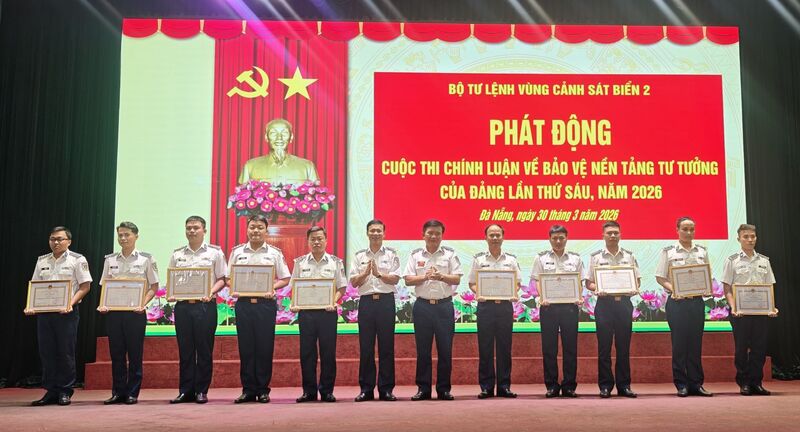 Bộ Tư lệnh Vùng Cảnh sát biển 2 trao thưởng cho các đồng chí có thành tích tốt trong học tập và làm theo tư tưởng, đạo đức, phong cách Hồ Chí Minh. Ảnh: Nam Trung