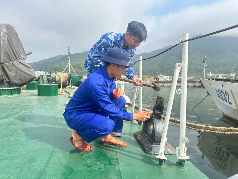 Bảo quản hệ thống Soma của tàu. Ảnh: Tuấn Anh