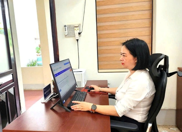 Cán bộ, nhân viên Công ty Điện lực Sơn La hưởng ứng Giờ Trái đất, lan tỏa tinh thần sống xanh, tiết kiệm năng lượng.