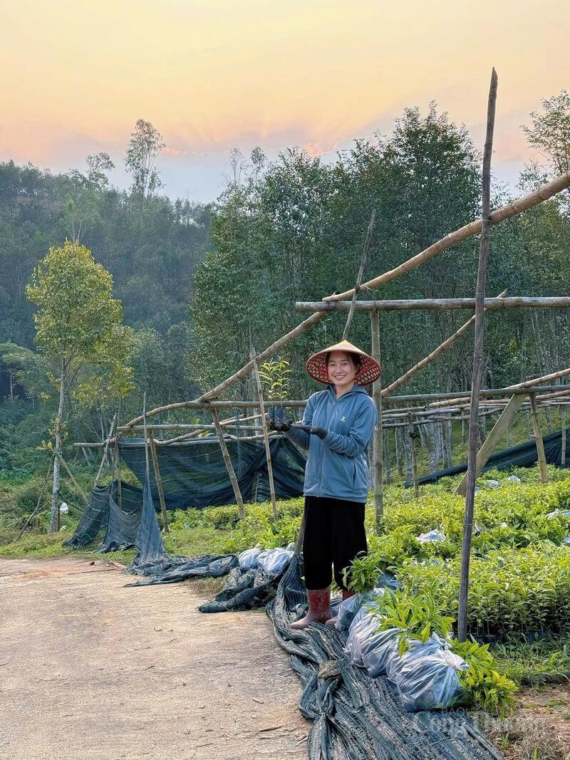 Việc xây dựng kênh bán hàng trực tuyến của chị Dung không chỉ giúp sản phẩm trầm hương Phúc Trạch tiếp cận thị trường rộng lớn hơn mà còn góp phần thay đổi tư duy làm kinh tế của người dân địa phương. Ảnh: Nhân vật cung cấp