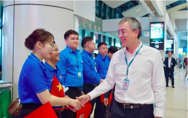 Chủ tịch HĐQT Đặng Ngọc Hòa trực tiếp có mặt tại sân bay, động viên lực lượng tham gia và ghi nhận tinh thần xung kích của đoàn viên, thanh niên, tiếp thêm khí thế cho hành trình mang đậm dấu ấn tuổi trẻ của Hãng hàng không Quốc gia.