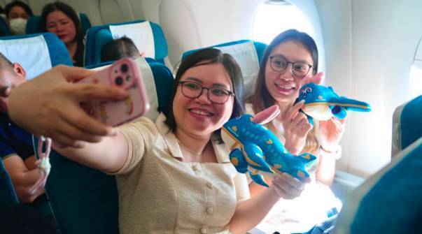 Hành khách trên chuyến bay được trao tặng những món quà đặc biệt. Đây là cách tuổi trẻ Vietnam Airlines cụ thể hóa tinh thần trách nhiệm, lan tỏa giá trị phục vụ tận tâm và hình ảnh của Hãng hàng không Quốc gia. Hành khách Nguyễn Hải Quỳnh (TP. Hà Nội) chia sẻ: “Những món quà trên chuyến bay khiến tôi cảm nhận rất rõ sự chu đáo và tinh thần phục vụ tận tâm của Vietnam Airlines. Không chỉ là một trải nghiệm bay trọn vẹn, cách các bạn trẻ của Hãng lan tỏa sự chuyên nghiệp và trách nhiệm để lại ấn tượng rất đẹp trong lòng chúng tôi".