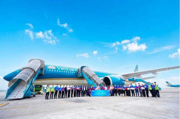 Chuyến bay VN245 hạ cánh an toàn tại Tân Sơn Nhất trong cái nắng ấm áp của phương Nam, khép lại một hành trình ý nghĩa. Khi những sải cánh chạm đường băng, cũng là lúc hành trình kết nối những tâm hồn trẻ tuổi được hoàn tất trọn vẹn. Những cái vẫy tay chào tạm biệt, những nụ cười rạng rỡ không chỉ khép lại một chuyến đi đẹp mà còn mở ra kỳ vọng mới cho sự phát triển của thế hệ trẻ Vietnam Airlines. “Chuyến bay Thanh niên” đã hoàn thành sứ mệnh của mình: trở thành cầu nối giữa truyền thống vẻ vang và tương lai số hóa.