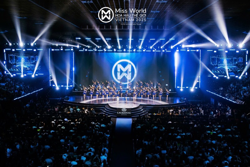 Các thí sinh Miss World Vietnam 2025 tự tin trình diễn trong phần thi áo tắm tại đêm chung kết. Ảnh: Miss World