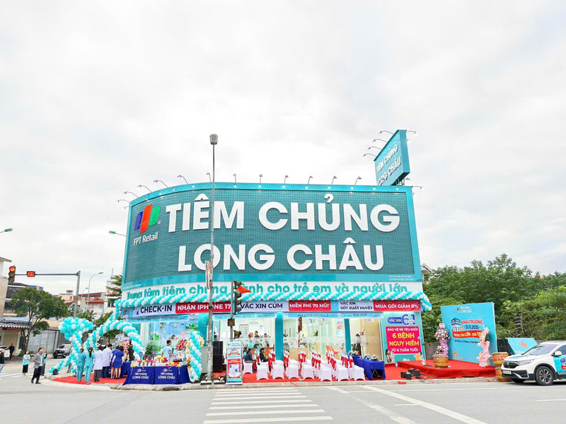 Hệ thống nhà thuốc và trung tâm tiêm chủng Long Châu đang phục vụ hơn 33 triệu khách hàng, tương đương gần ⅓ dân số Việt Nam.