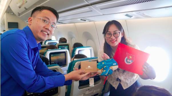 Trên hành trình đặc biệt của Chuyến bay Thanh niên, đồng chí Phạm Quang Cường, Ủy viên Ban Thường vụ Đoàn Thanh niên Chính phủ, với vai trò khách mời của chuyến bay, đã trao phần quà ý nghĩa tới hành khách Dương Châu Loan, Phó Bí thư Đoàn Thanh niên Bộ Nội vụ. Một khoảnh khắc bất ngờ nhưng đầy ý nghĩa, lan tỏa tinh thần sẻ chia và nét đẹp của tuổi trẻ trên mỗi hành trình.